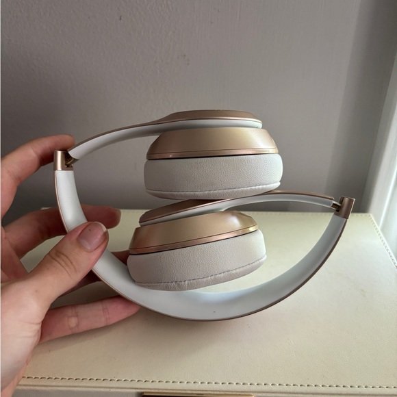 Gold Beats Solo 2 Headphones - Picture 2 of 6